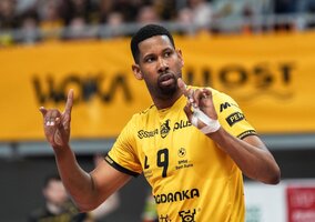 Miniatura: Leon w centrum zainteresowania....